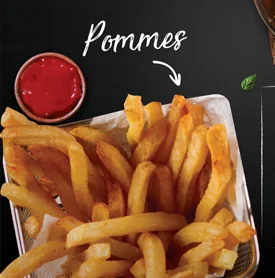 Pommes im Papierkorb mit Ketchup-Schälchen auf der Menükarte