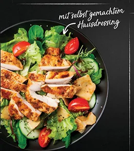 Salatschale mit gebratenen Hähnchenstreifen, Tomaten und Gurke auf der Menükarte